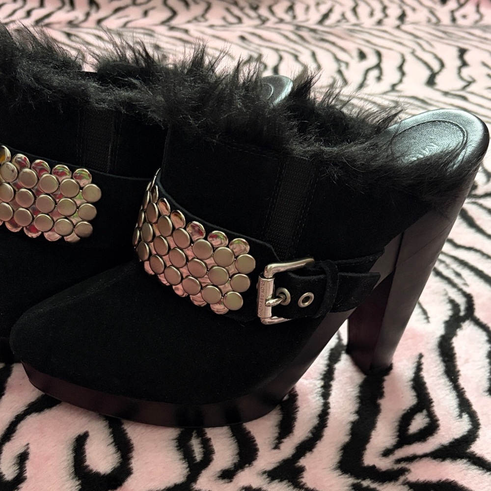 Chic Black Fur-Trimmed Heeled Mules